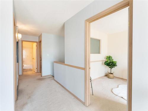 664 Bairdmore Boulevard, Winnipeg, MB - Indoor Photo Showing Other Room