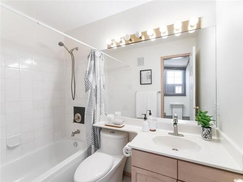 664 Bairdmore Boulevard, Winnipeg, MB - Indoor Photo Showing Bathroom