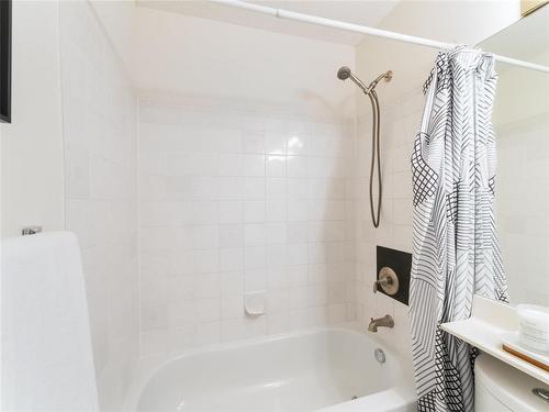 664 Bairdmore Boulevard, Winnipeg, MB - Indoor Photo Showing Bathroom