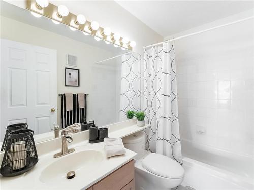 664 Bairdmore Boulevard, Winnipeg, MB - Indoor Photo Showing Bathroom
