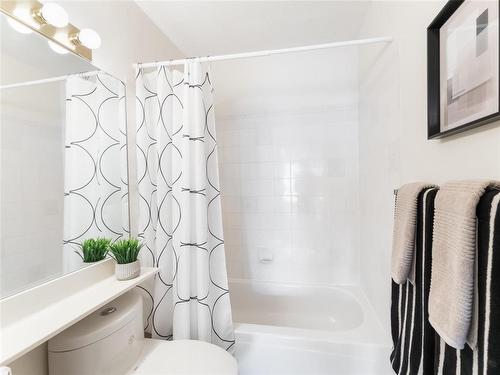 664 Bairdmore Boulevard, Winnipeg, MB - Indoor Photo Showing Bathroom