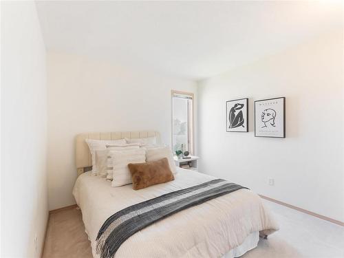 664 Bairdmore Boulevard, Winnipeg, MB - Indoor Photo Showing Bedroom