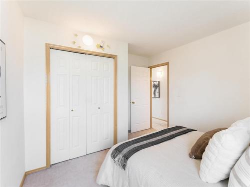 664 Bairdmore Boulevard, Winnipeg, MB - Indoor Photo Showing Bedroom