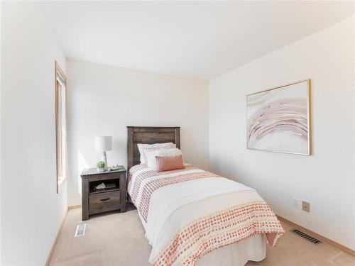 664 Bairdmore Boulevard, Winnipeg, MB - Indoor Photo Showing Bedroom