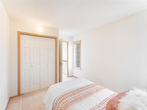 664 Bairdmore Boulevard, Winnipeg, MB - Indoor Photo Showing Bedroom