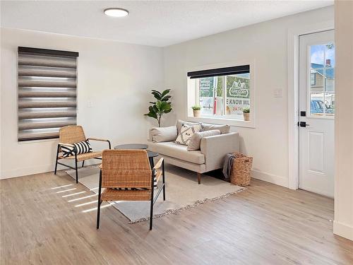 367 5Th Avenue, Rivers, MB - Indoor Photo Showing Living Room