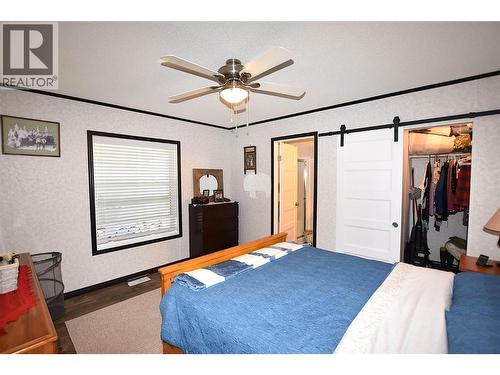 has a walk in closet with a barn door - 65 Antoine Road Unit# 21, Vernon, BC 