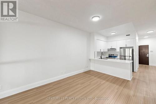 102 - 57 Upper Duke Crescent, Markham, ON - Indoor Photo Showing Kitchen