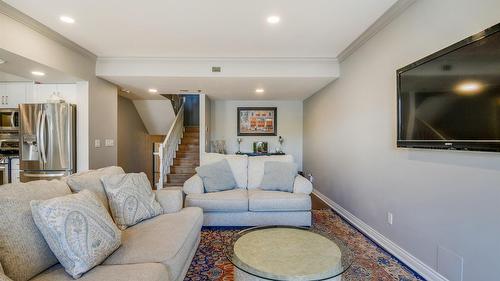 115-1156 Sunset Drive, Kelowna, BC - Indoor Photo Showing Living Room