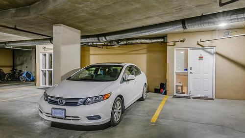 115-1156 Sunset Drive, Kelowna, BC - Indoor Photo Showing Garage