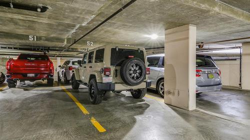 115-1156 Sunset Drive, Kelowna, BC - Indoor Photo Showing Garage