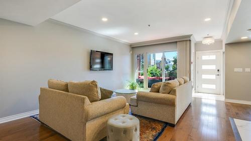 115-1156 Sunset Drive, Kelowna, BC - Indoor Photo Showing Living Room