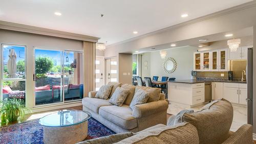 115-1156 Sunset Drive, Kelowna, BC - Indoor Photo Showing Living Room