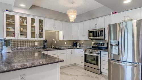 115-1156 Sunset Drive, Kelowna, BC - Indoor Photo Showing Kitchen With Upgraded Kitchen