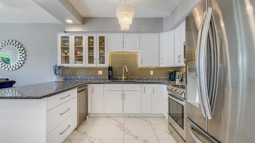 115-1156 Sunset Drive, Kelowna, BC - Indoor Photo Showing Kitchen With Upgraded Kitchen