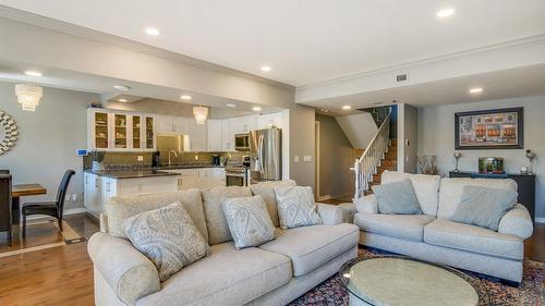 115-1156 Sunset Drive, Kelowna, BC - Indoor Photo Showing Living Room
