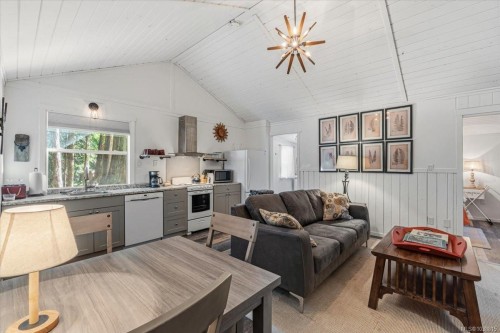 324 Chester Rd, Qualicum Beach, BC 