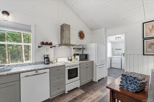 324 Chester Rd, Qualicum Beach, BC 