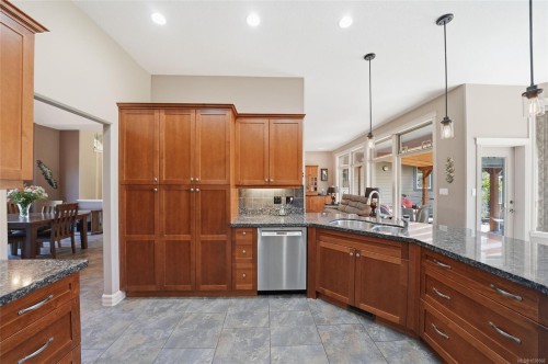 990 View Rd, Qualicum Beach, BC 