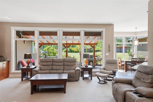990 View Rd, Qualicum Beach, BC 