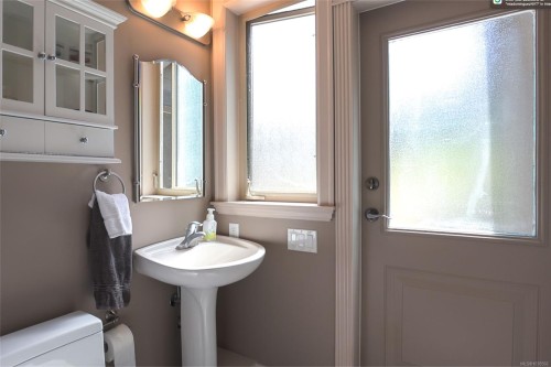 990 View Rd, Qualicum Beach, BC 