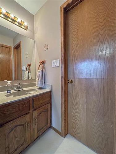 27 Princemere Rd, Winnipeg, MB 