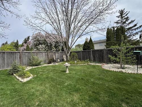 27 Princemere Rd, Winnipeg, MB 