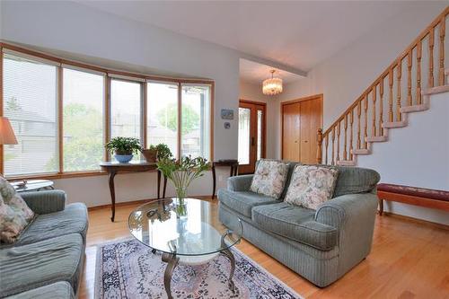 27 Princemere Rd, Winnipeg, MB 