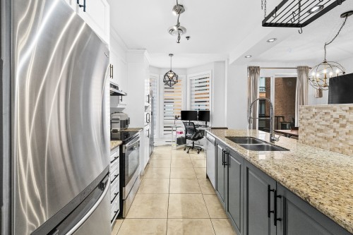 Cuisine - 305-6280 Rue Jarry E., Montréal (Saint-Léonard), QC - Indoor Photo Showing Kitchen With Double Sink With Upgraded Kitchen