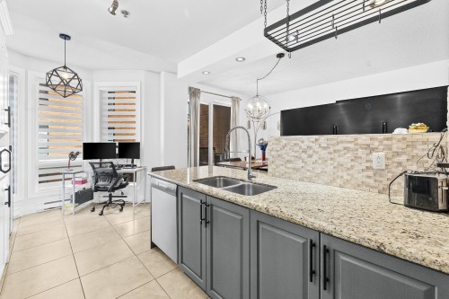Cuisine - 305-6280 Rue Jarry E., Montréal (Saint-Léonard), QC - Indoor Photo Showing Kitchen With Double Sink With Upgraded Kitchen