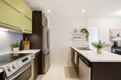 Cuisine - 310-230 Ch. Du Golf, Montréal (Verdun/Île-Des-Soeurs), QC - Indoor Photo Showing Kitchen With Double Sink