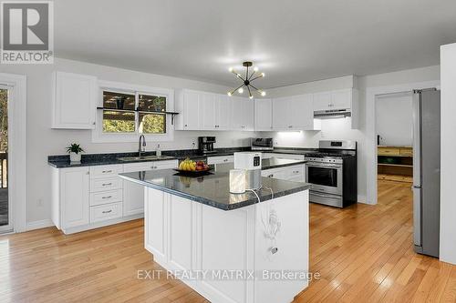 Lots of counter and cupboard space. - 2750 Eldo Street, Ottawa, ON - Indoor Photo Showing Kitchen With Upgraded Kitchen