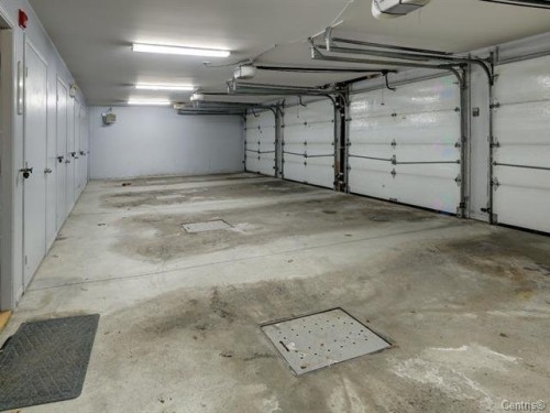 Garage - 66 Rue Daguerre, Candiac, QC - Indoor Photo Showing Garage