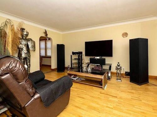 408 Kingsway Avenue, Thunder Bay, ON - Indoor Photo Showing Living Room