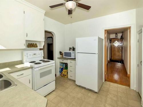 408 Kingsway Avenue, Thunder Bay, ON - Indoor Photo Showing Kitchen