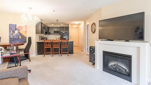 218-1089 Sunset Drive, Kelowna, BC - Indoor Photo Showing Living Room With Fireplace