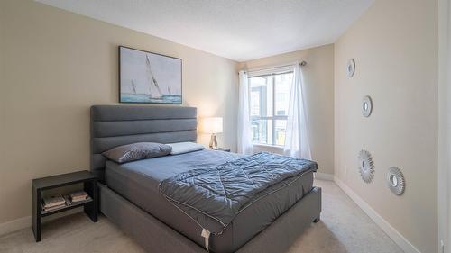 218-1089 Sunset Drive, Kelowna, BC - Indoor Photo Showing Bedroom
