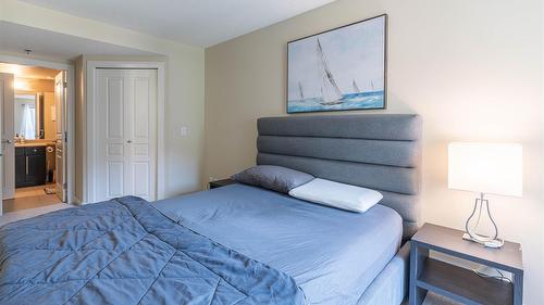 218-1089 Sunset Drive, Kelowna, BC - Indoor Photo Showing Bedroom