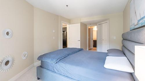 218-1089 Sunset Drive, Kelowna, BC - Indoor Photo Showing Bedroom