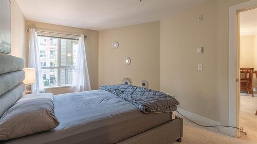 218-1089 Sunset Drive, Kelowna, BC - Indoor Photo Showing Bedroom