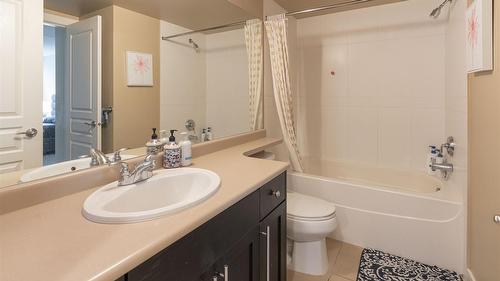 218-1089 Sunset Drive, Kelowna, BC - Indoor Photo Showing Bathroom