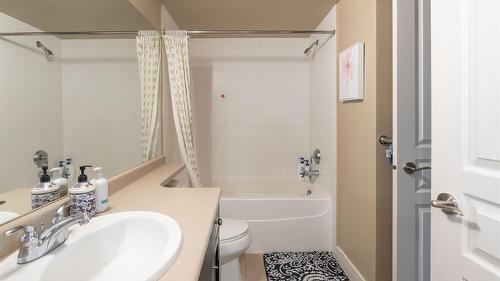 218-1089 Sunset Drive, Kelowna, BC - Indoor Photo Showing Bathroom