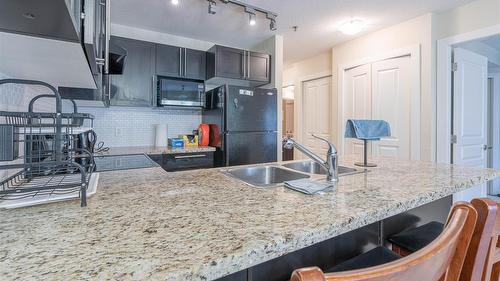 218-1089 Sunset Drive, Kelowna, BC - Indoor Photo Showing Kitchen With Double Sink With Upgraded Kitchen