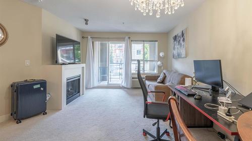 218-1089 Sunset Drive, Kelowna, BC - Indoor With Fireplace