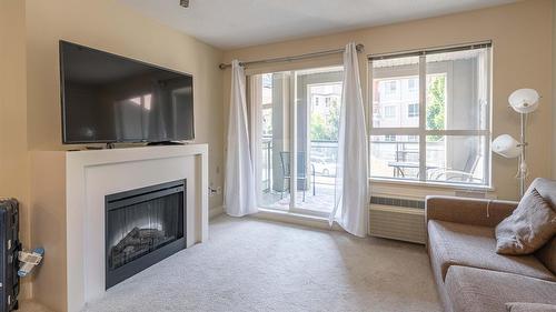 218-1089 Sunset Drive, Kelowna, BC - Indoor Photo Showing Living Room With Fireplace