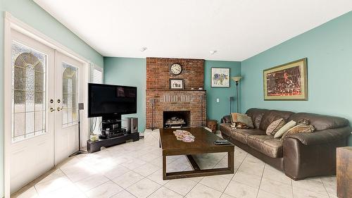 627 Hardie Road, Kelowna, BC - Indoor Photo Showing Living Room With Fireplace