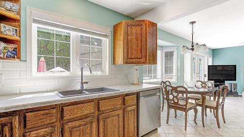 627 Hardie Road, Kelowna, BC - Indoor Photo Showing Kitchen With Double Sink