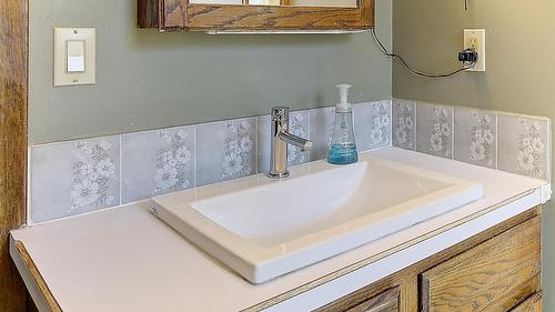 627 Hardie Road, Kelowna, BC - Indoor Photo Showing Bathroom