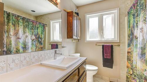 627 Hardie Road, Kelowna, BC - Indoor Photo Showing Bathroom