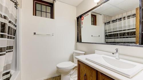 627 Hardie Road, Kelowna, BC - Indoor Photo Showing Bathroom